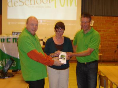 Schepen van toerisme Ingeborg Van Hoof ontvangt eerst exemplaar van de schooltuinroute fietsbrochure