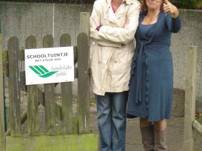 Marleen Van der Velden en directrice Mieke Christiaens in de schooltuin van de Lotusbloem