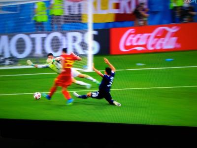 Na een spurt van ruim 80 meter, schuift Chadli de bal binnen: 3-2
