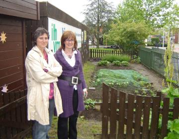 Marleen Van Der Velden met directrice Liesbeth bij de schooltuin in de Misstraat